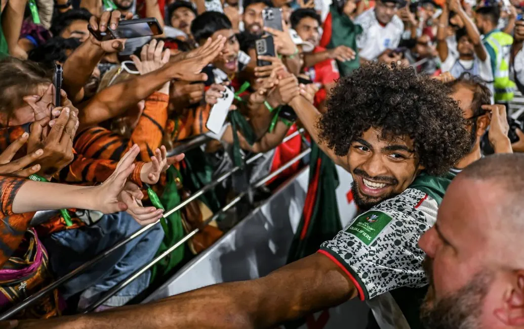 The Emotional Arrival and Fan Frenzy